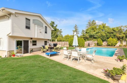 2111 Skipper Ct, North Bellmore NY  11710-3011 exterior