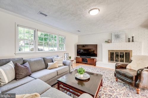 328 River Bend Rd, Great Falls VA  22066-4140 exterior