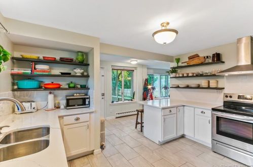 24 Clover St, Middletown CT  06457-5219 exterior