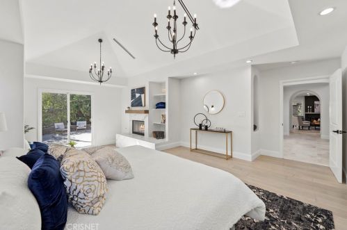 24370 Mornington Dr, Santa Clarita CA  91355-2037 exterior