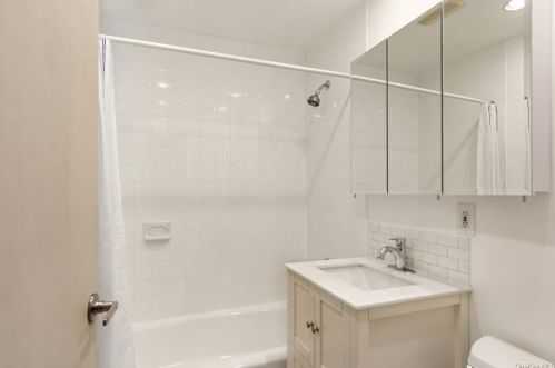 5 Eastward Pl, Elmsford NY  10523-2005 exterior