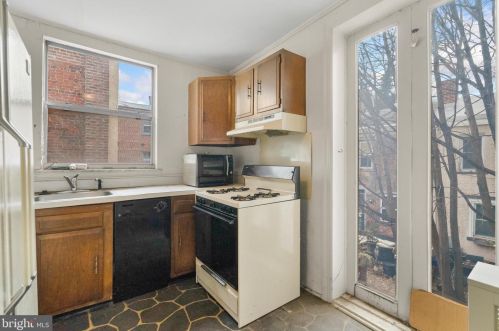 210 Carpenter St, Philadelphia PA 19146-2516 exterior