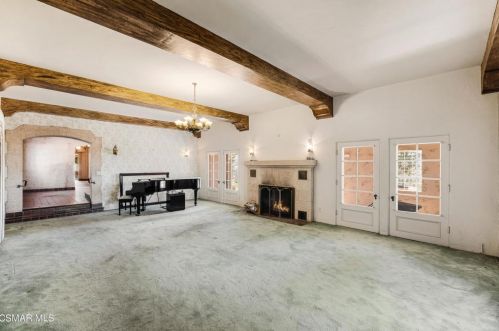 3192 Sycamore Dr, Simi Valley CA 93065-2703 exterior