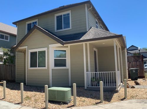 754 Zuur St, Santa Rosa, CA 95401-5089