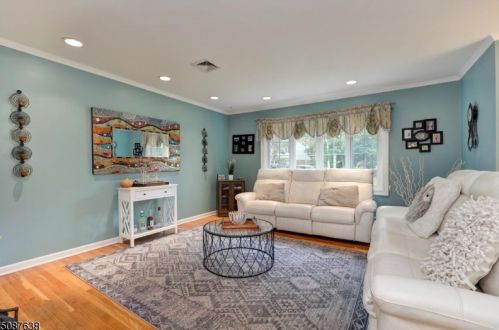 208 Buena Vista Dr, Skyline Lakes, NJ 07456-2027