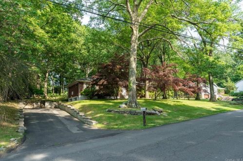 4 Hillside Ter, Airmont NY  10901-2105 exterior