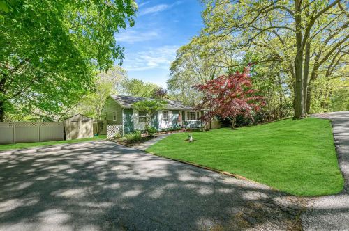 15 Floyd Bennett Dr, Scotts Beach, NY 11789-2422
