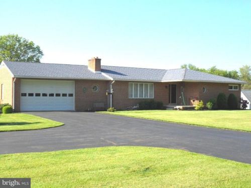 879 Alexander Spring Rd, Carlisle, PA 17015-9182