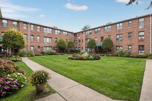 320 Atlantic Ave, East Rockaway NY  11518-1142 exterior