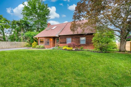 168 Connetquot Rd, Oakdale, NY 11769-2118