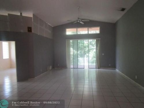 1576 151st Ave, Hollywood FL  33027-2371 exterior