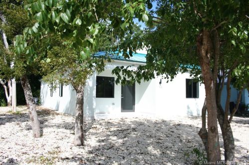 106 Bay Harbor Dr, Key Largo, FL 33037-2011