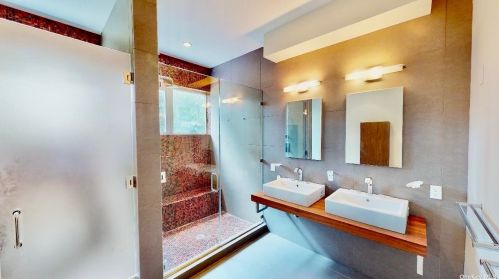 121 Montauk Hwy, East Hampton NY  11937-2802 exterior