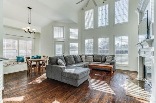 402 Old York Rd, Irving TX 75063-4248 exterior