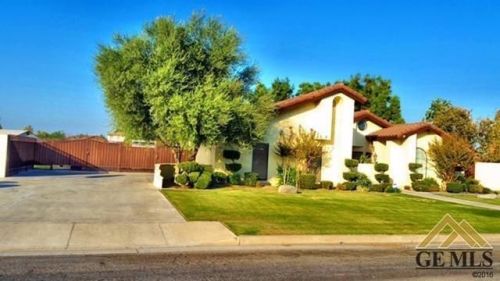 3112 Old Farm Rd, Bakersfield, CA 93312-3402