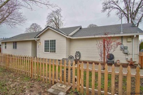 380 10th St, Dundee, OR 97115-9644