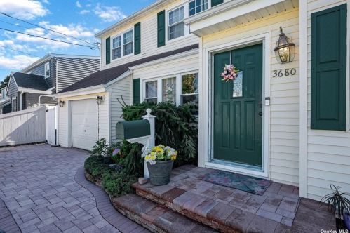 3680 Stokes Ave, Bethpage NY  11714-4132 exterior