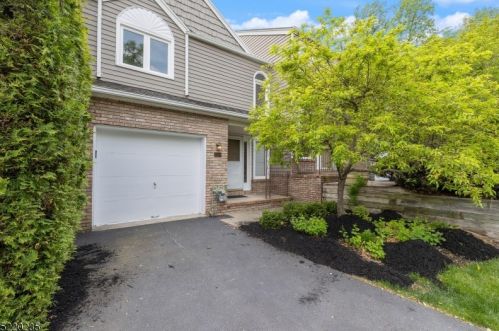 100 Edgefield Dr, Greystone Park, NJ 07950-1964