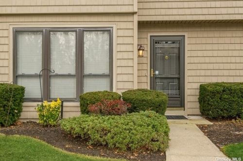 65 Stanford Ct, North Wantagh, NY 11793-1868