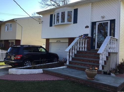 16 Brooklyn Ave, Roosevelt, NY 11575-2319