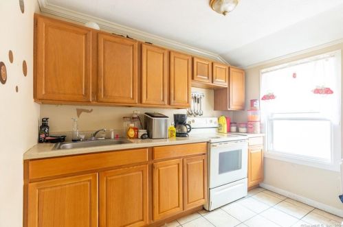 34 Lincoln St, New Britain CT 06052-1638 exterior