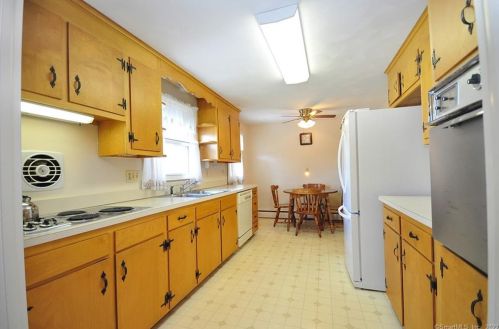 50 Gardner St, Manchester CT 06040-6606 exterior