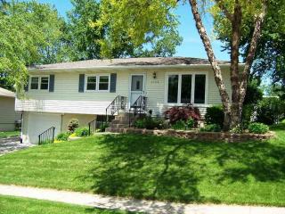 2920 Cambridge Dr, Panarama Park, IA 52722-3323