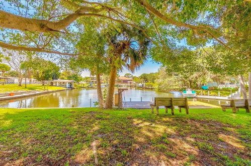 507 Dona Dr, Nokomis FL  34275-2613 exterior