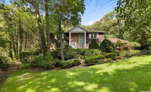 9 Mona Ln, Huntington Station, NY 11746-5840