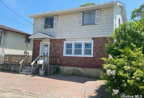 824 Bay St, North Lindenhurst, NY 11757-6231