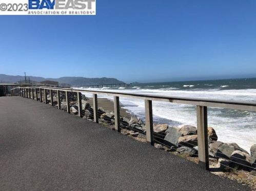 208 2nd Ave, Pacifica CA  94044-2202 exterior