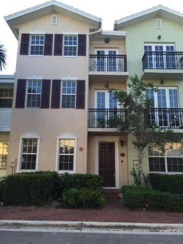 1054 Heritage Club Cir, Delray Beach, FL 33483-3482