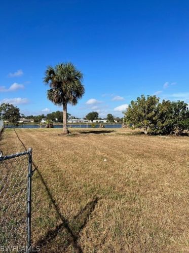 21 Lincoln Ave, Lehigh Acres FL 33936-1454 exterior