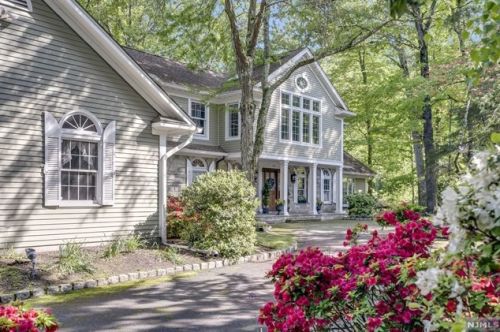 323 Freemans Ln, Franklin Lakes, NJ 07417-1052