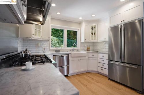 5647 Cabot Dr, Oakland CA  94611-2247 exterior
