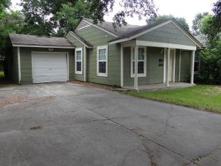 1109 Montrose St, Port Neches TX  77651-2615 exterior