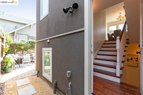 5904 Canning St, Oakland CA 94609-1306 exterior