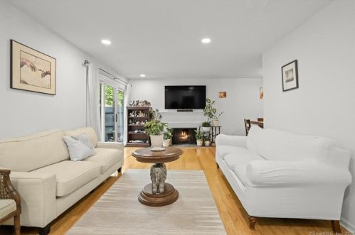 3 Meadow Ln, Ridgefield, CT 06877-3328