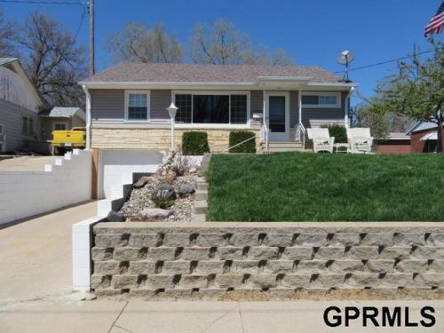817 Saint Clair St, Missouri Valley, IA 51555-1849