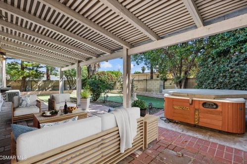 2396 Elmdale Ave, Simi Valley CA 93065-2509 exterior