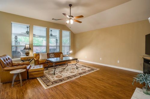 1517 Shadywood Ln, Lewisville TX  75028-4294 exterior