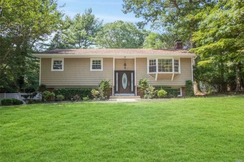 14 John St, Shoreham, NY 11786-1924