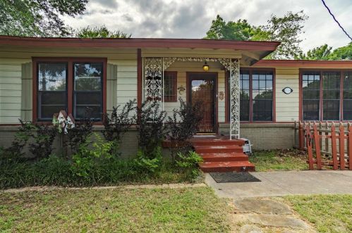 2728 Hunter St, Fort Worth, TX 76112-5526