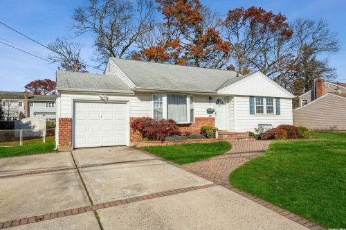 34 Burnage Ln, Babylon, NY 11702-1406