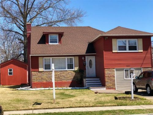 18 Margaret Dr, Roosevelt, NY 11575-1535