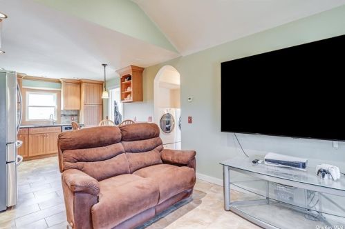 305 Bayberry Rd, Southold NY  11971-4436 exterior