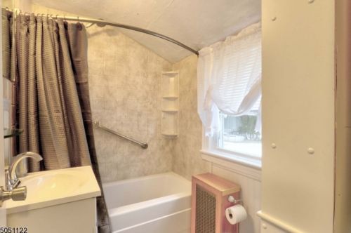 25 Spruce Ave, Lincoln Park NJ  07035-2508 exterior