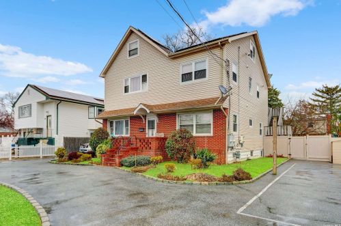60 Verazzano Ave, Copiague, NY 11726-2809