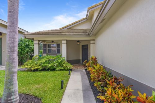 7857 Manor Forest Ln, Boynton Beach FL  33436-8818 exterior