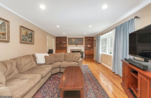 42 Flintlock Rd, Greystone Park, NJ 07950-1514